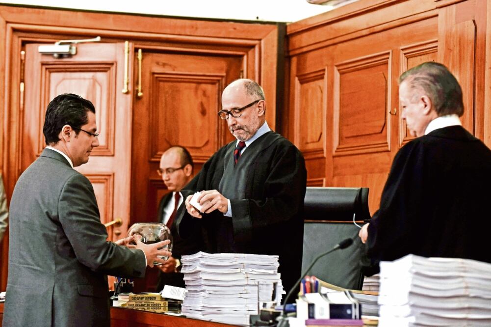 Con tres votos a favor, la Suprema Corte de Justicia de la Nación declaró inconstitucionales las leyes de Nuevo León, Chiapas e Hidalgo que limitan el matrimonio entre personas del mismo sexo (SCJN)