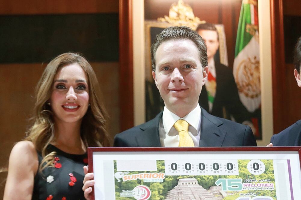 Un "cachito" con historia. El gobernador Manuel Velasco Coello agradeció a la Lotenal la emisión del billete con la imagen de las pirámides de Palenque. FOTO: ALEJANDRA LEYVA. EL UNIVERSAL