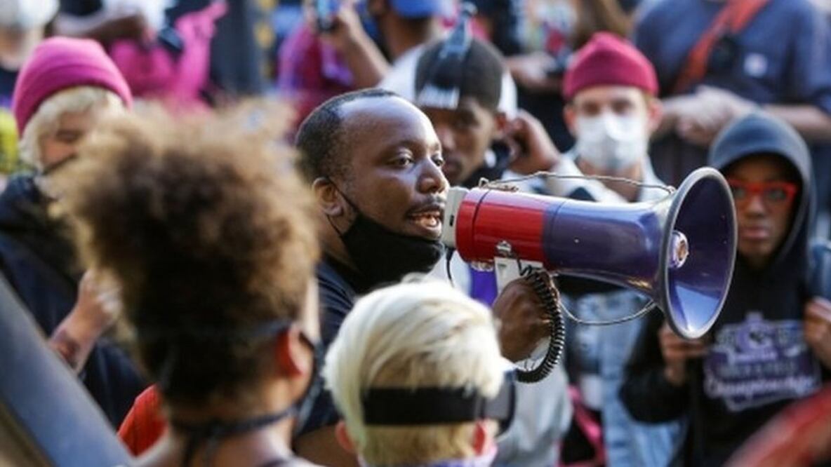 Centenares de manifestantes tiene tomada la "zona autónoma", donde escuchan discursos o realizan actividades culturales. Foto: AFP