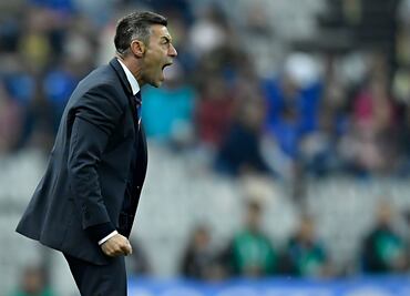 Caixinha explota contra reportero de MVS, tras título de Cruz Azul