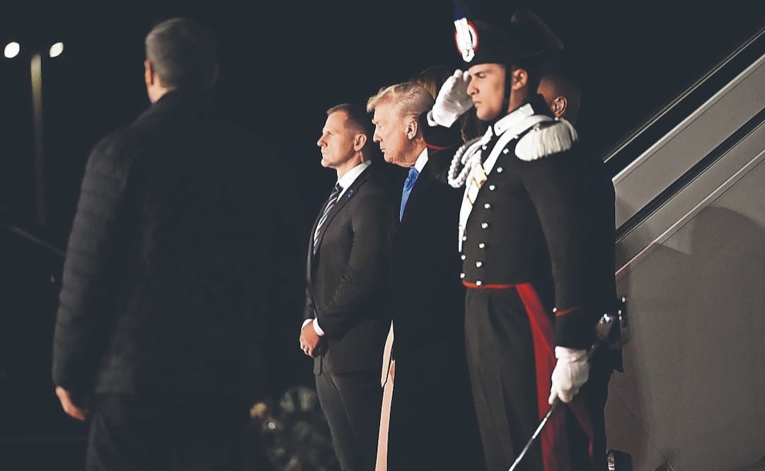 El presidente de Estados Unidos, Donald Trump, desciende del Air Force One a su llegada al Aeropuerto Internacional Leonardo da Vinci de Roma. Foto: de MANDEL NGAN. AFP
