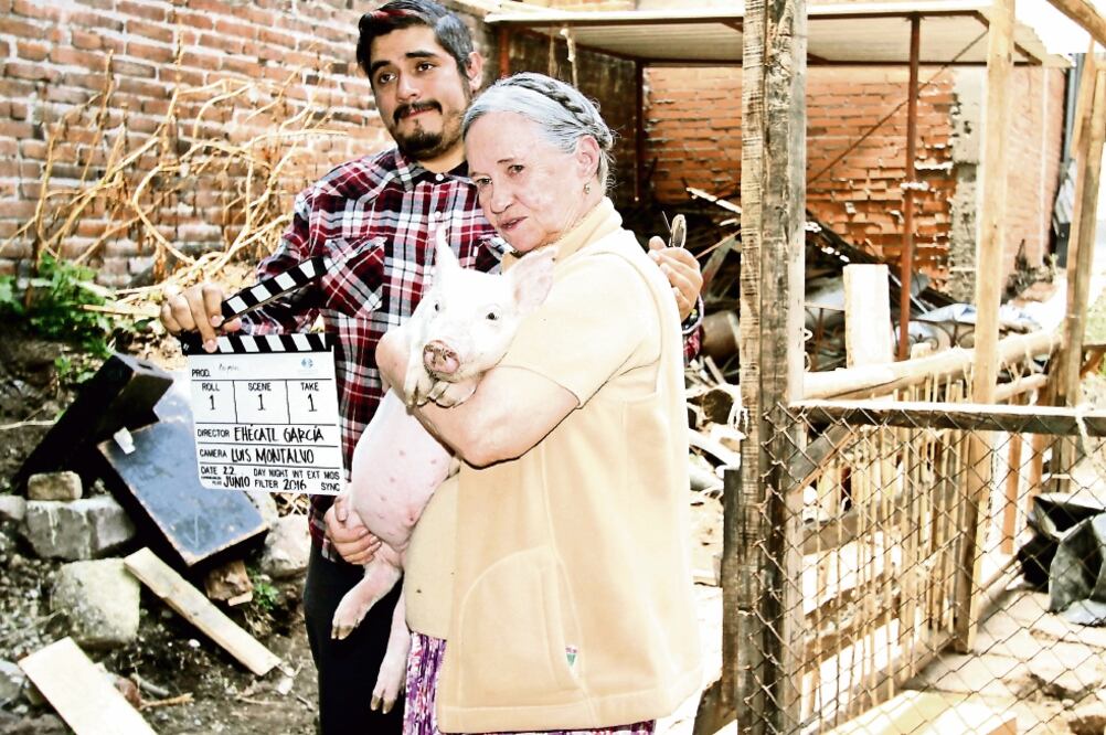 Ehécatl García, Concepción Márquez y uno de los lechones del filme (CARLOS MEJÍA. EL UNIVERSAL)