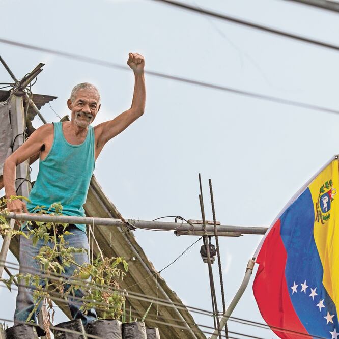 Un venezolano levanta en Caracas su puño en apoyo al régimen del presidente Nicolás Maduro, quien ayer se proclamó “protector ” de las madres. RODRIGO ABD. AP
