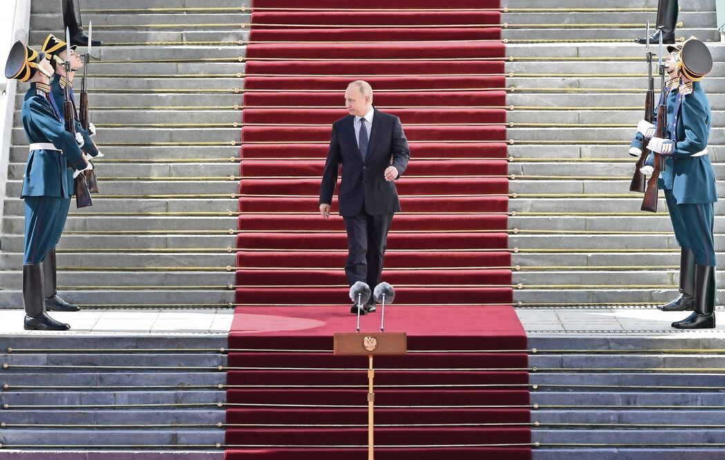 El presidente ruso, Vladimir Putin, luego de su ceremonia de investidura en el Kremlin, en Moscú. El mandatario firmó una serie de decretos con objetivos estratégicos para el desarrollo económico del país (SERGEY GUNEEV. EFE)