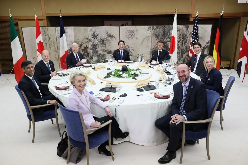 El primer ministro británico, Rishi Sunak; la presidenta de la Comisión Europea (CE), Ursula von der Leyen; el presidente del Consejo Europeo, Charles Michel; la primera ministra de Italia, Giorgia Meloni; el premier de Canadá, Justin Trudeau, el presidente de Francia, Emmanuel Macron, el primer ministro de Japón, Fumio Kishida; el presidente de EU, Joe Biden, y el canciller alemán, Olaf Scholz, en una cena de trabajo durante la cumbre del G7 en Hiroshima. Foto: EFE
