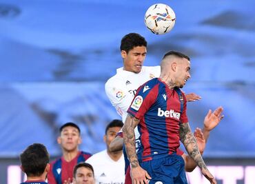 Real Madrid sufre pero derrota al Huesca en la Liga Española