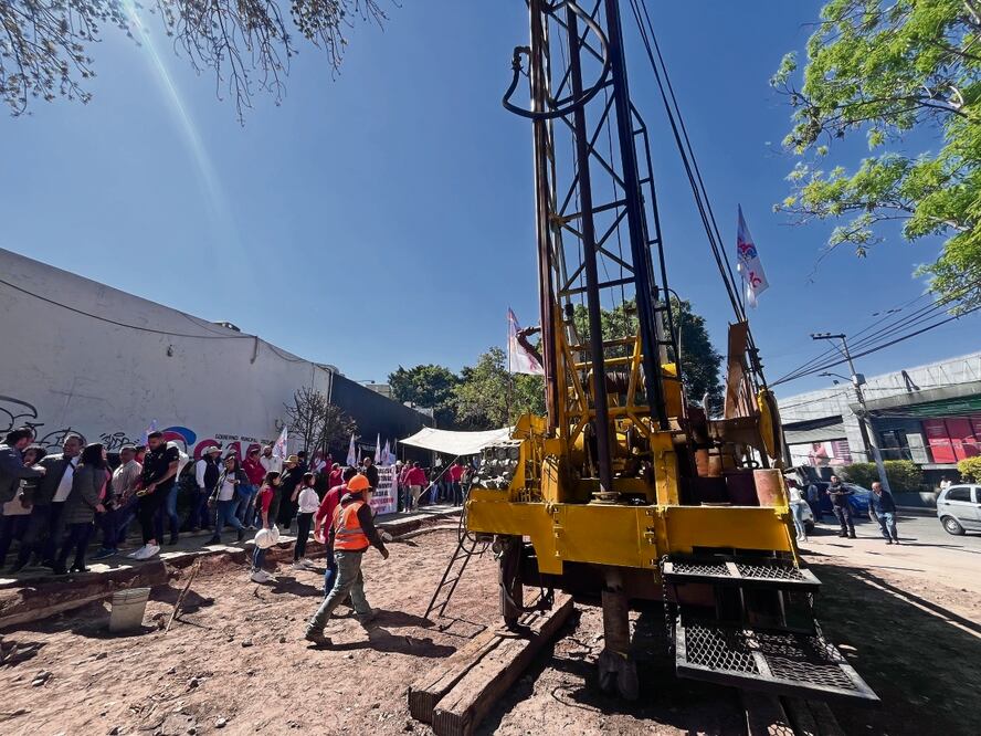 Ayer inició la perforación de los pozos Bancomer y Zarzaparrillas. Foto: Arturo Contreras | El Universal