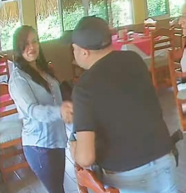 Alcaldesa de Chilpancingo, Norma Otilia Hernández (Morena) con el líder criminal Foto: Especial