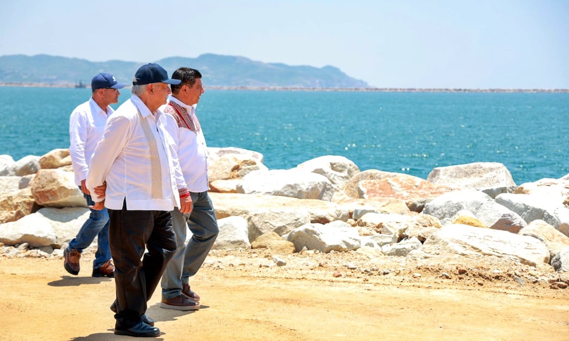 El presidente Andrés Manuel López Obrador supervisa los avances en la construcción del rompe olas del nuevo puerto de Salina Cruz, Oaxaca. Foto: especial