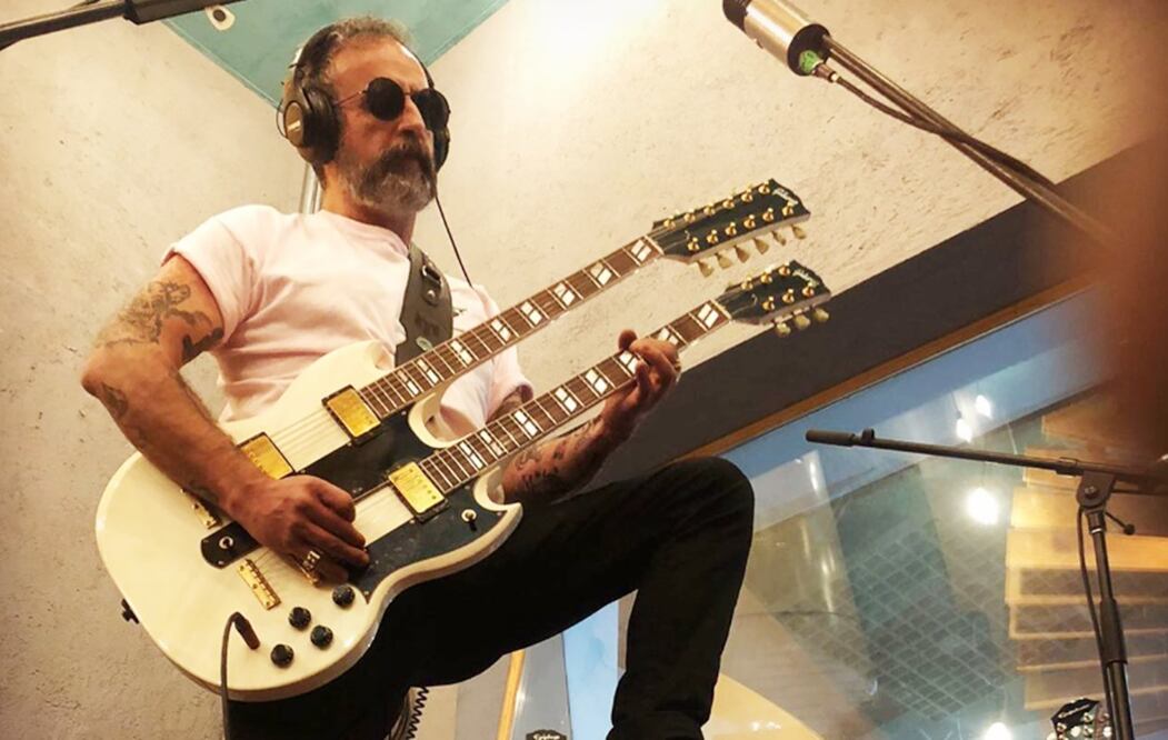 Tito Fuentes, guitarrista y cantante de Molotov, ha tomado una pausa de tocar junto a la banda para resolver temas personas y de salud. 
Foto: Instagram, vía @titof