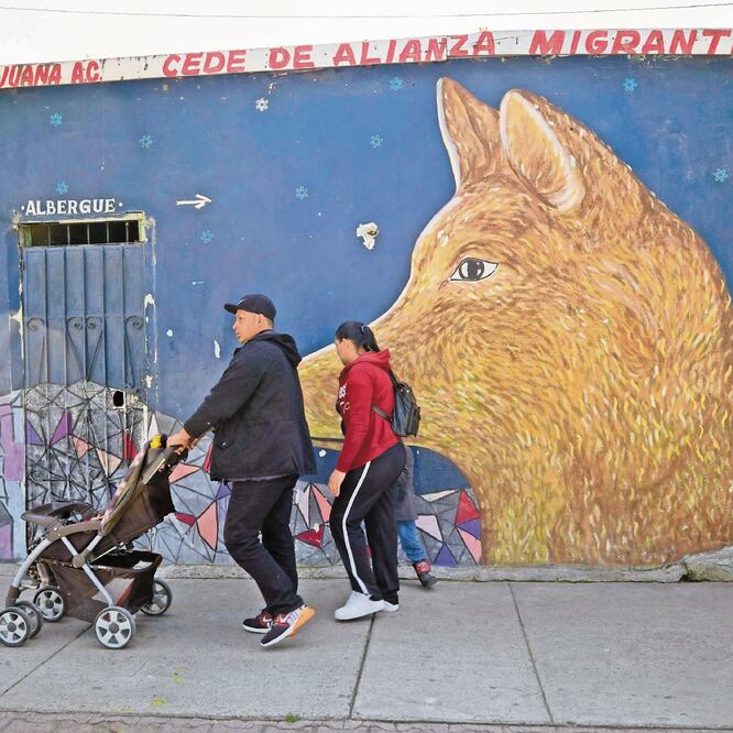 Juan Carlos Perla y Ruth Aracely Monroy, con sus hijos, dejan un refugio para migrantes en Tijuana. Fueron una de las primeras familias en lidiar con la política de Trump de “tolerancia cero”. GREGORY BULL. AP