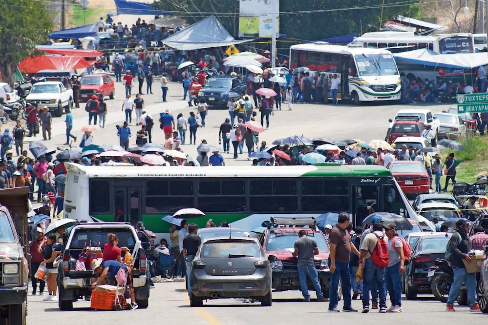 La agresión se registró durante el desalojo de profesores, quienes realizaban un bloqueo carretero el pasado miércoles. Foto: Edwin Hernández / EL UNIVERSAL