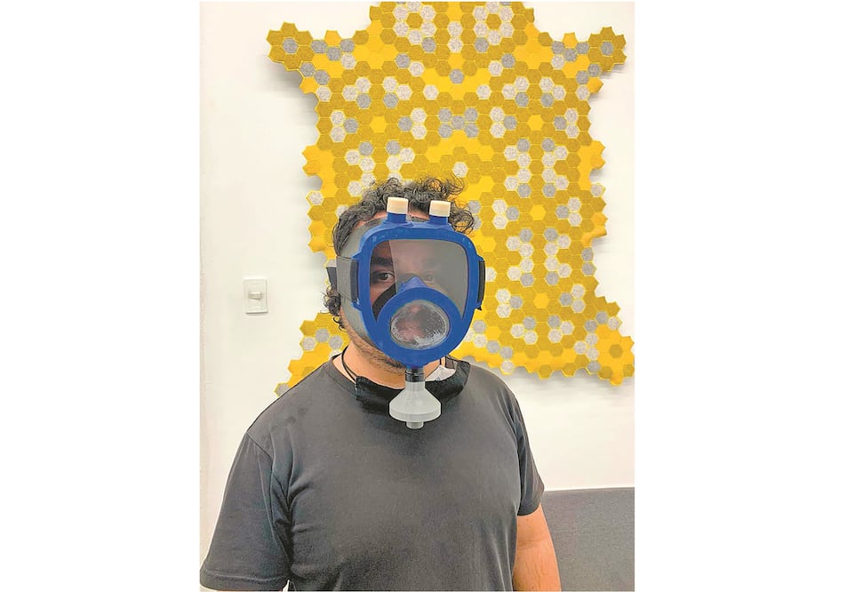 El estudio de Ariel Rojo rediseñó un splitter, una pieza que ayuda a dividir el flujo de aire de un respirador artificial; la idea fue facilitar la impresión 3D. Foto: CORTESÍA ARIEL ROJO ARDS