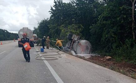 Tractocamión con 31 mil litros de turbosina vuelca en autopista Mérida-Cancún; no se reportan lesionados