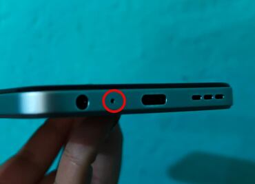 ¿Has visto este orificio en tu celular? Para esto sirve