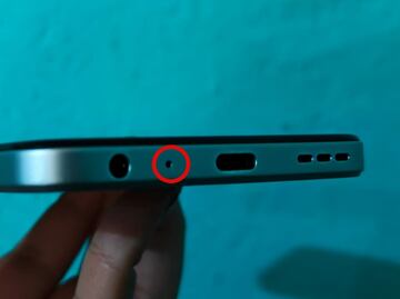 ¿Has visto este orificio en tu celular? Para esto sirve