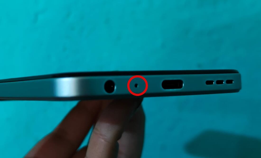 ¿Has visto este orificio en tu celular? Para esto sirve. Imagen: Tech Bit