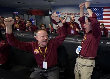 InSight ya aterrizó y manda su primera foto desde Marte