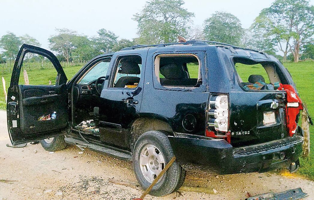 En junio, la alcaldesa de Catazaja, Marcela Avendaño, enfrentó a supuestos militantes del PVEM que querían lincharla. Su camioneta quedó destruida. Foto: ESPECIAL