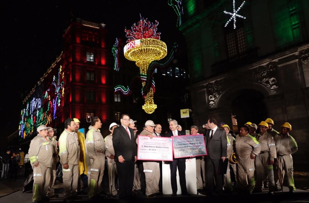 Durante una breve ceremonia, debido a la lluvia, el mandatario entregó un reconocimiento económico a Raúl Ademar Medina, quien ha participado del diseño y elaboración del alumbrado por más de cinco décadas.