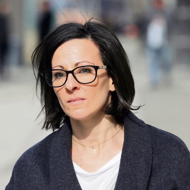 La exdiscípula Lauren Salzman, hija de Nancy Salzman, cofundadora de Nxvim, deja la Corte federal de Brooklyn, en NY, el 17 de mayo. AP