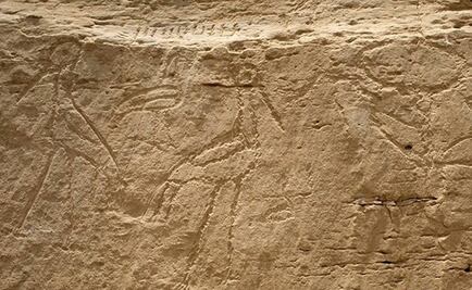 Hallan jeroglíficos monumentales egipcios de 5 mil 200 años