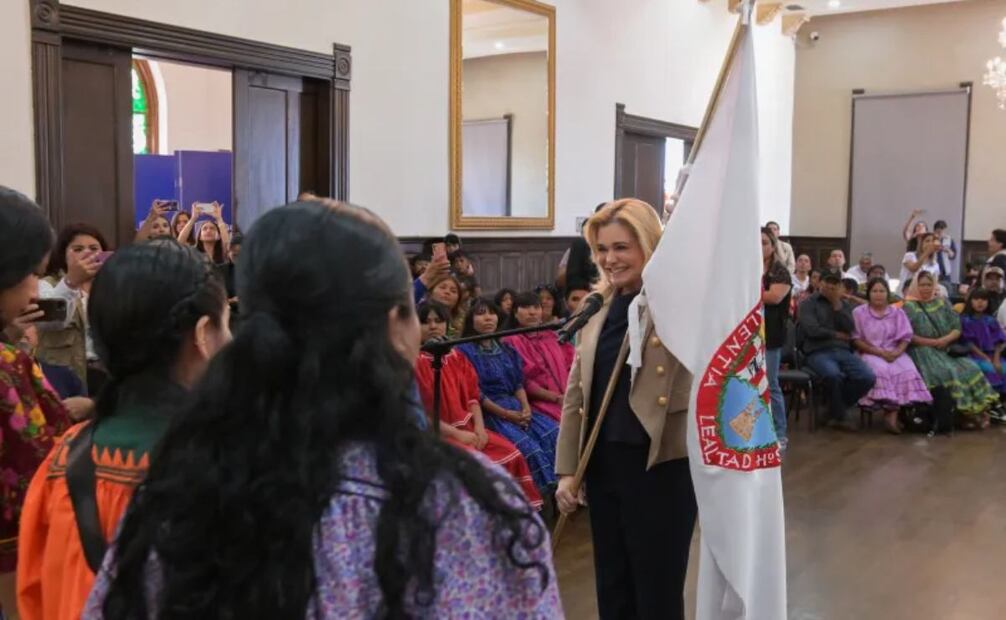 Maru Campos abanderó a la delegación de atletas rarámuris en el Salón 25 de Marzo del Palacio de Gobierno. Foto: Especial