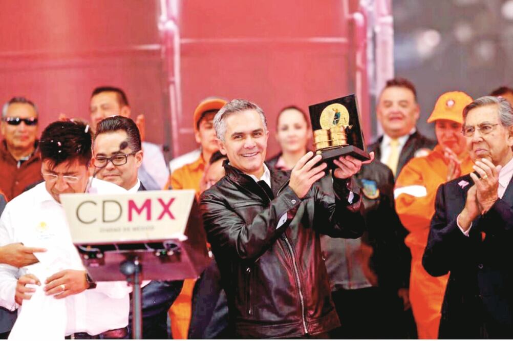 El jefe de Gobierno de la CDMX, Miguel Ángel Mancera, estuvo acompañado del coordinador de Asuntos Internacionales, Cuauhtémoc Cárdenas Solórzano, en el evento donde se celebró a los trabajadores de limpia de la capital del país (CDMX)