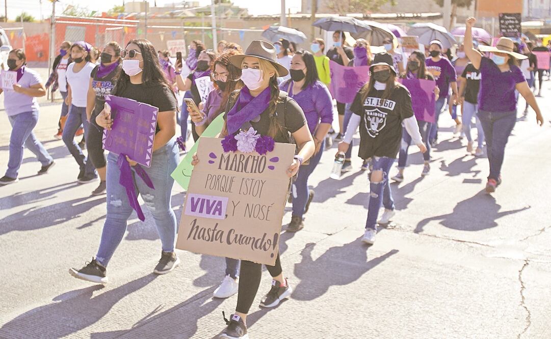 El contingente realizó un recorrido hasta el lugar donde trabajaba Jacivi y de ahí partió a la fiscalía del estado. Foto: Christian Torres. EL UNIVERSAL