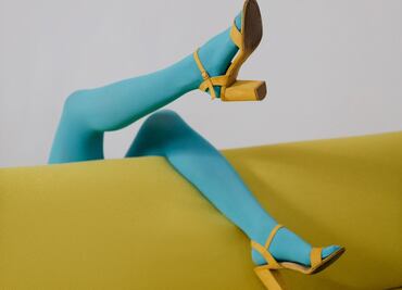 Las medias de colores se convierten en el accesorio que reemplazará a las tradicionales medias negras esta temporada