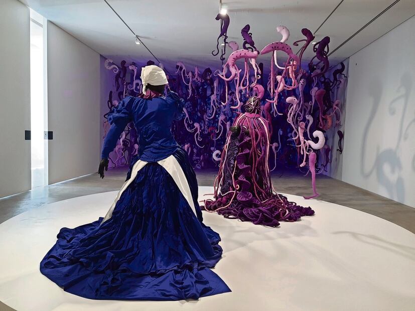 A Reverse Retrogress, de Mary Sibande, trata sobre la protesta Purple Rain, contra el Apartheid. Foto: Frida Juárez / EL UNIVERSAL