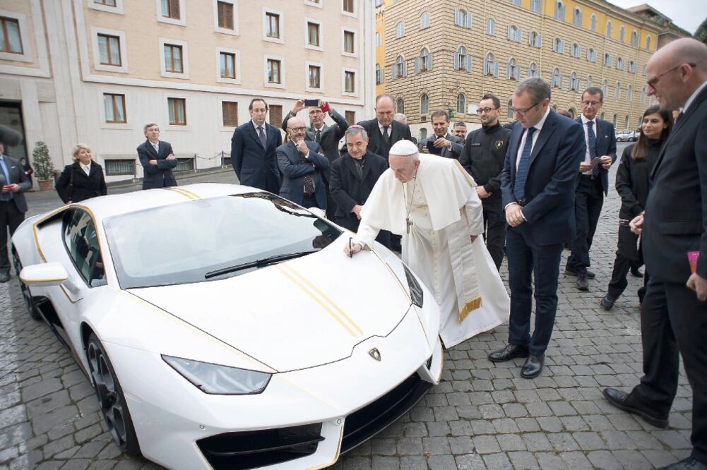 El papa Francisco autografía en el Vaticano el Lamborghini Huracán que le fue obsequiado ayer y que será subastado para financiar proyectos humanitarios (b Una parte de lo recaudado se usará para reconstruir la Meseta de Nínive Ciudad del Vaticano.— El p)