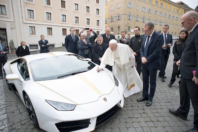 Regalan Lamborghini al Papa; lo subasta