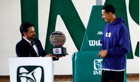 Juan Toscano, campeón de la NBA, inaugura clínica de Basquetbol del IMSS