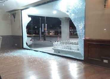 Balean entrada de hotel donde se alojan elementos de policía estatal