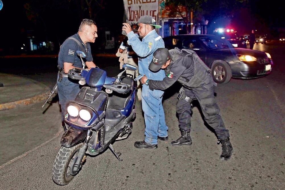 Cacería. En Tepito, la Merced, el Centro, Guerrero y Zona Rosa se revisa meticulosamente a los conductores de motos, para prevenir ajuste de cuentas a bordo de estos vehículos. (ARCHIVO EL UNIVERSAL)