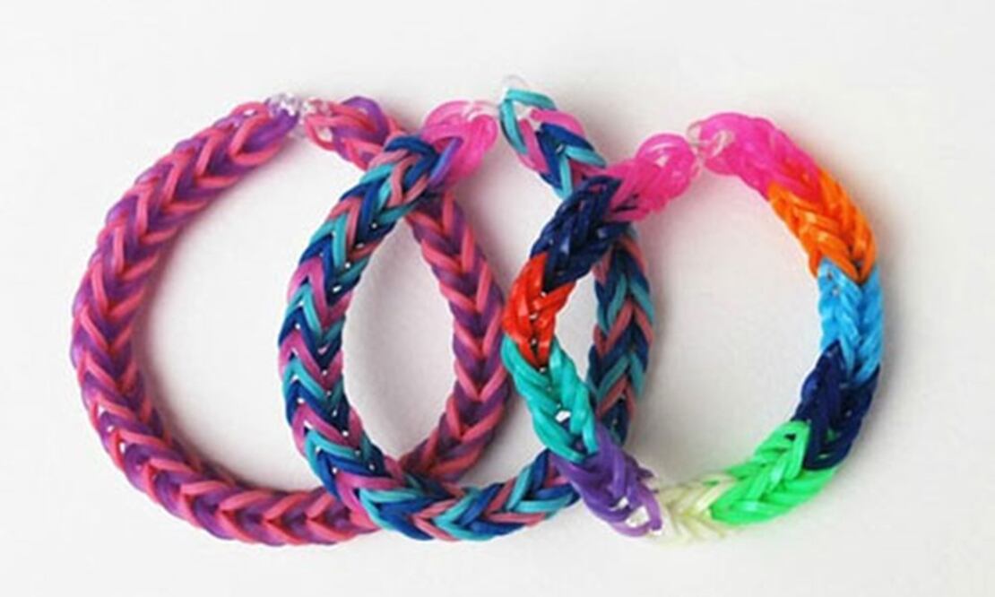 Con ayuda de hilos de plástico, niños y adultos podían crear desde cero pulseras, collares y hasta piezas más complejas como llaveros. Foto: Redes Sociales