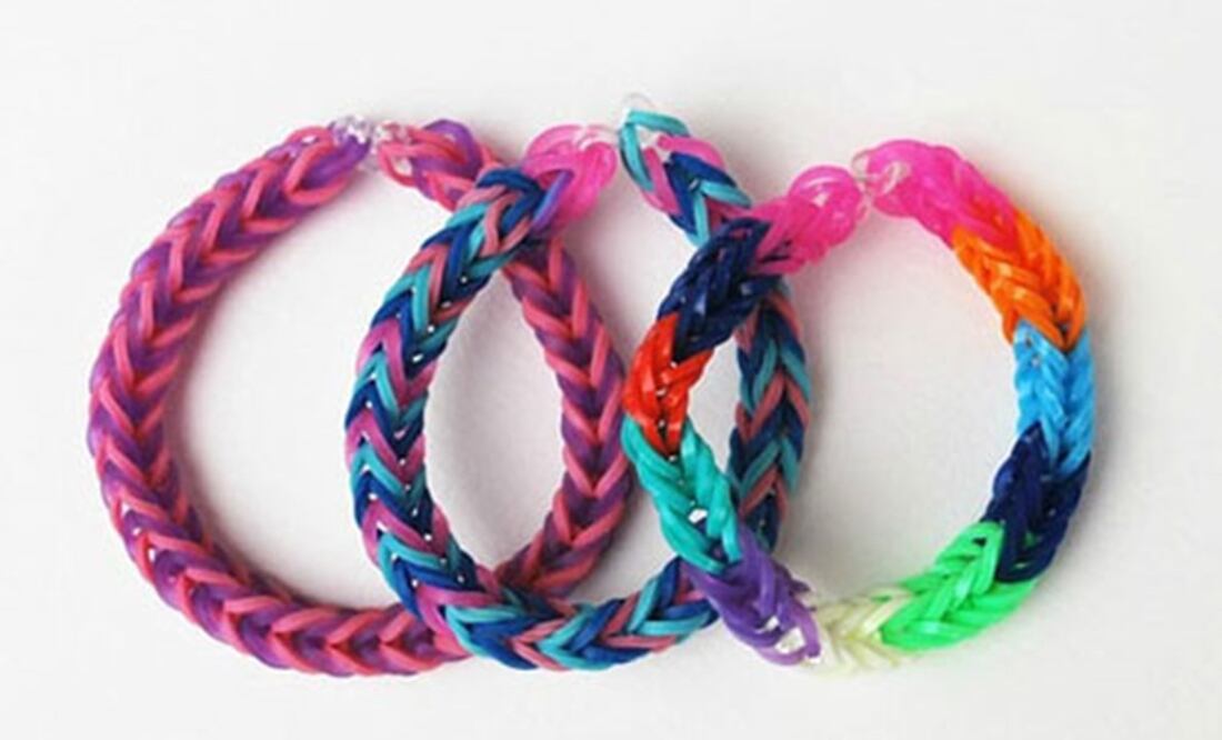 Con ayuda de hilos de plástico, niños y adultos podían crear desde cero pulseras, collares y hasta piezas más complejas como llaveros. Foto: Redes Sociales