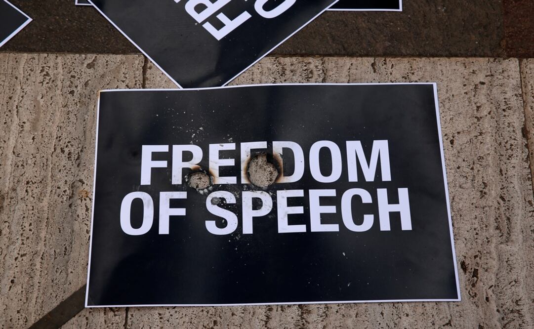 Un póster parcialmente quemado en un memorial improvisado después de una protesta de periodistas - Foto: Darrin Zammit Lupi/REUTERS