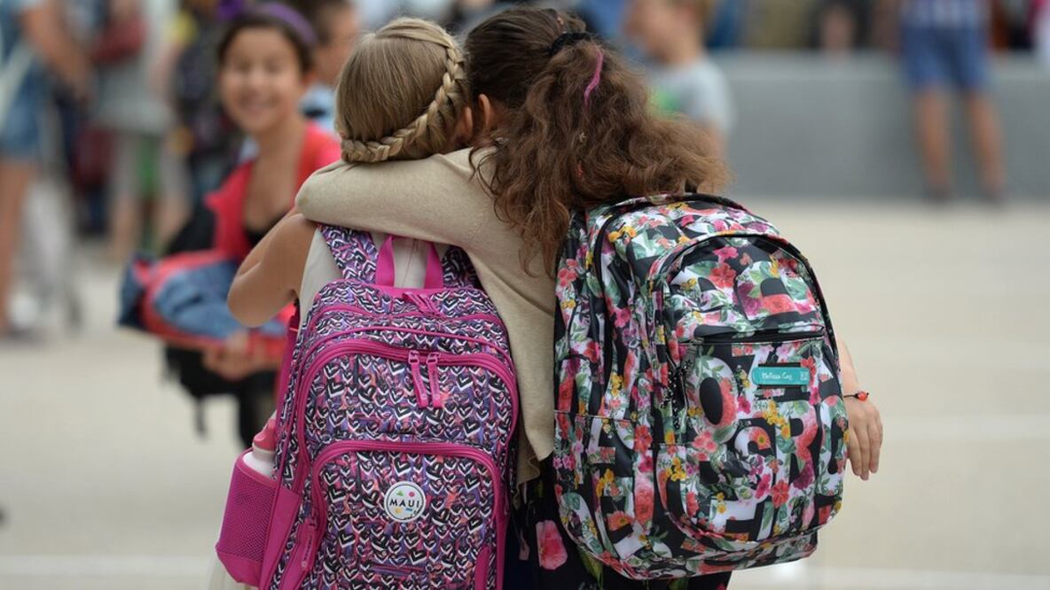Además de acordar una palabra clave, los especialistas sugieren que no se ponga el nombre de los niños en su ropa o mochilas. Foto: Getty Images