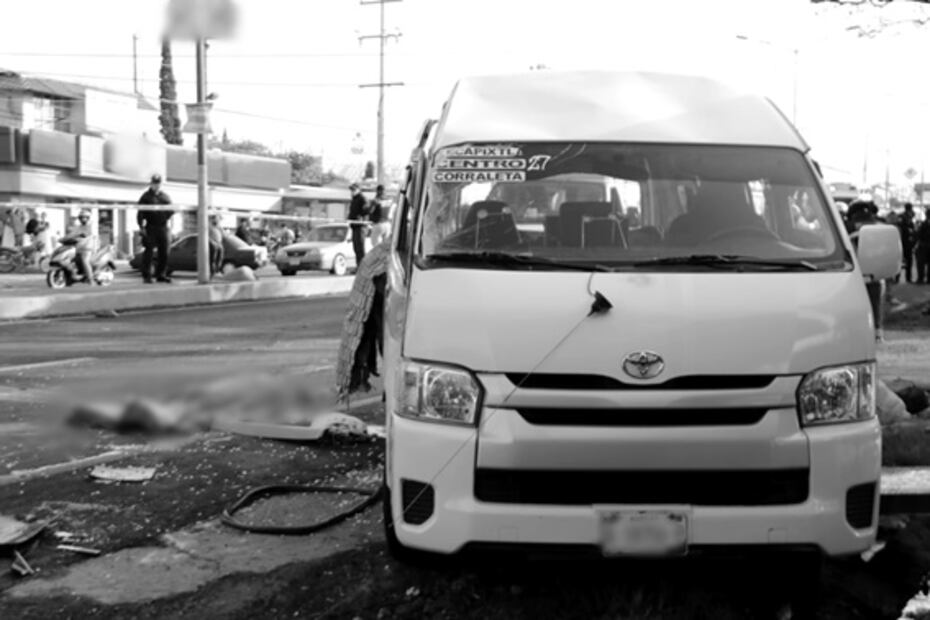 Tráiler se queda sin frenos y embiste a transporte público en Morelos; hay 2 muertos