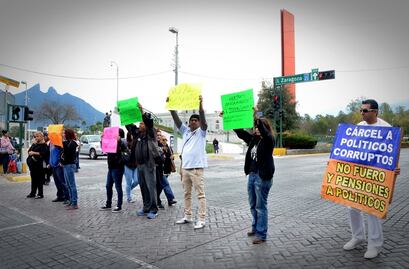 Protestan contra alza a gasolina en Monterrey