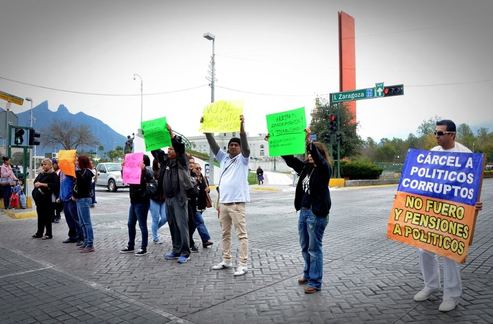 Decenas de ciudadanos lanzaban gritos de “Fuera El Bronco, fuera Peña”, “fuera los corruptos”, “no al gasolinazo” y “no más impuestos”. Foto: Emilio Vásquez/EL UNIVERSAL