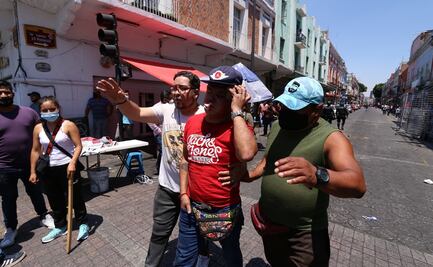 Ambulantes protagonizan batalla campal en Centro Histórico de Puebla