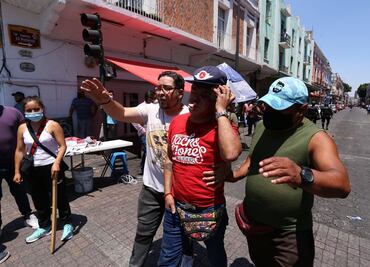 Ambulantes protagonizan batalla campal en Centro Histórico de Puebla