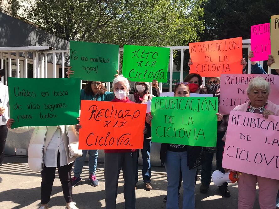 Vecinos se han manifestado en diversas ocasiones contra el carril confinado de bicicletas por calles de Echegaray. Foto: Rebeca Jiménez