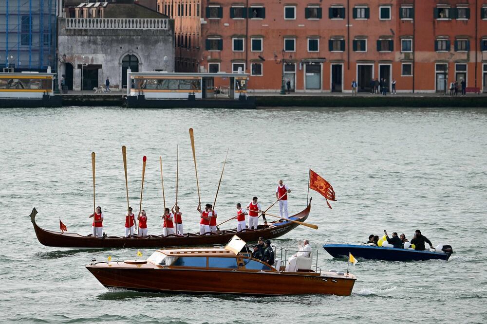 El papa Francisco (centro) en un barco el 28 de abril de 2024 en Venecia, en lo que fue su primer viaje fuera de Roma en siete meses. FOTO: ALBERTO PIZZOLI. AFP
