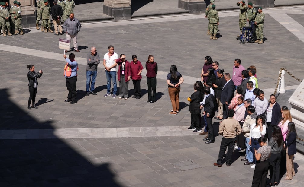 La presidenta Claudia Sheinbaum en Palacio Nacional participando en un simulacro de sismo. Foto: Tomada de la cuenta de X de @Claudiashein