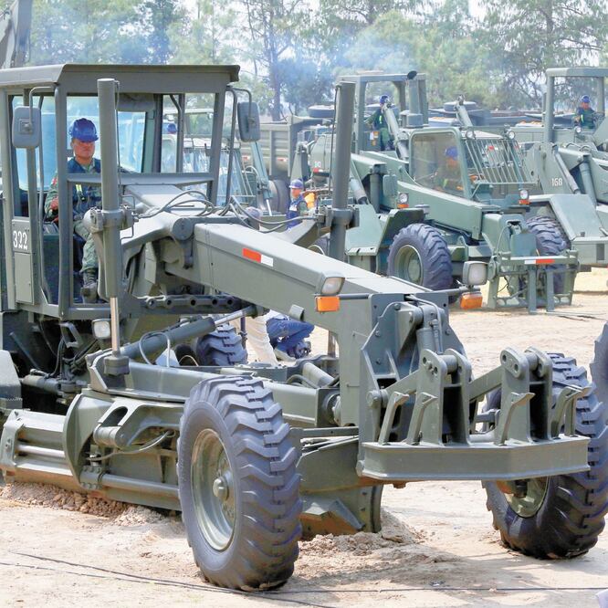 Maquinaria pesada operada por militares, durante el anuncio de arranque de los trabajos de construcción del Aeropuerto de Santa Lucía. ARCHIVO EL UNIVERSAL