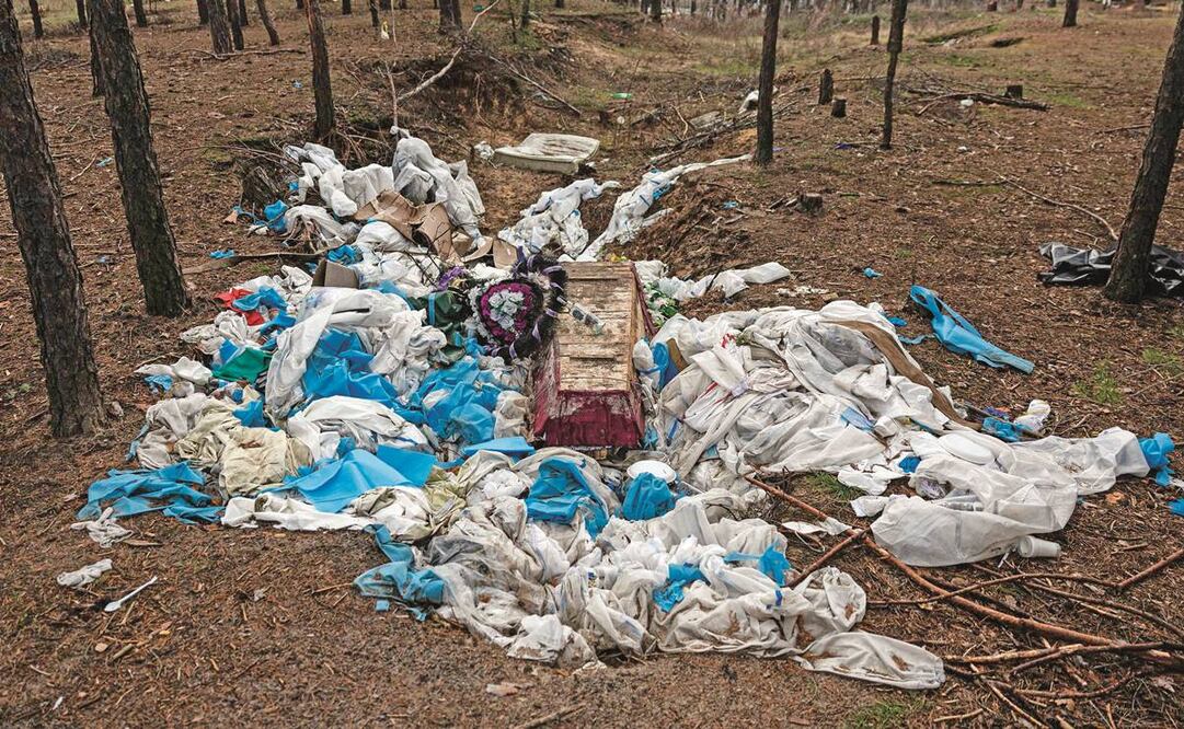 Uniformes de los trabajadores que exhumaron a 440 personas después de descubrir una fosa común en la ciudad de Izium, en el este de Ucrania. Foto: Sameer al-Doumy/ AFP
